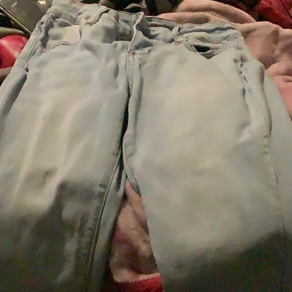 I’m selling blue jeans that are in great condition.